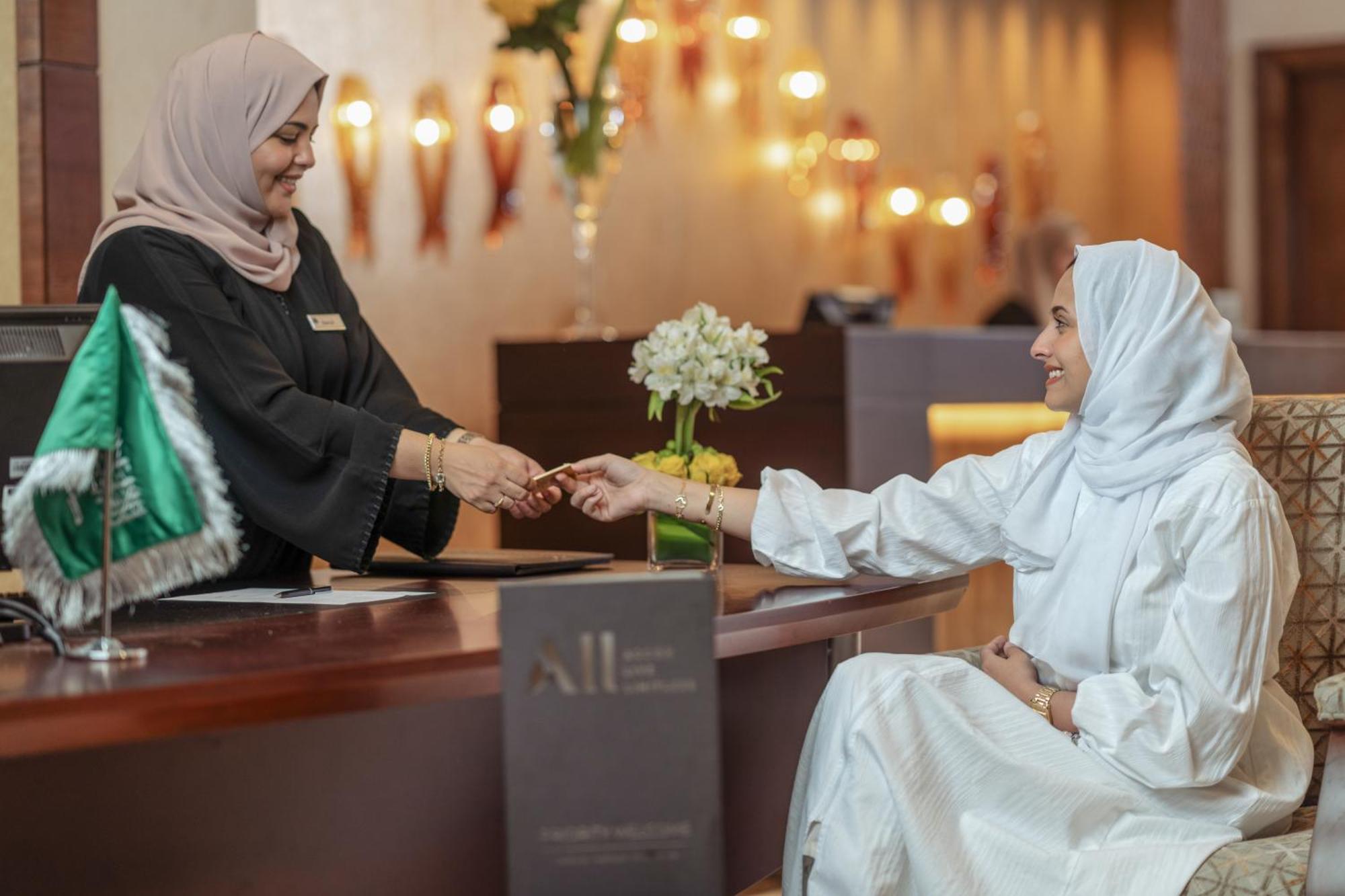 Raffles Makkah Palace Mekka Buitenkant foto A guest checking in at the hotel