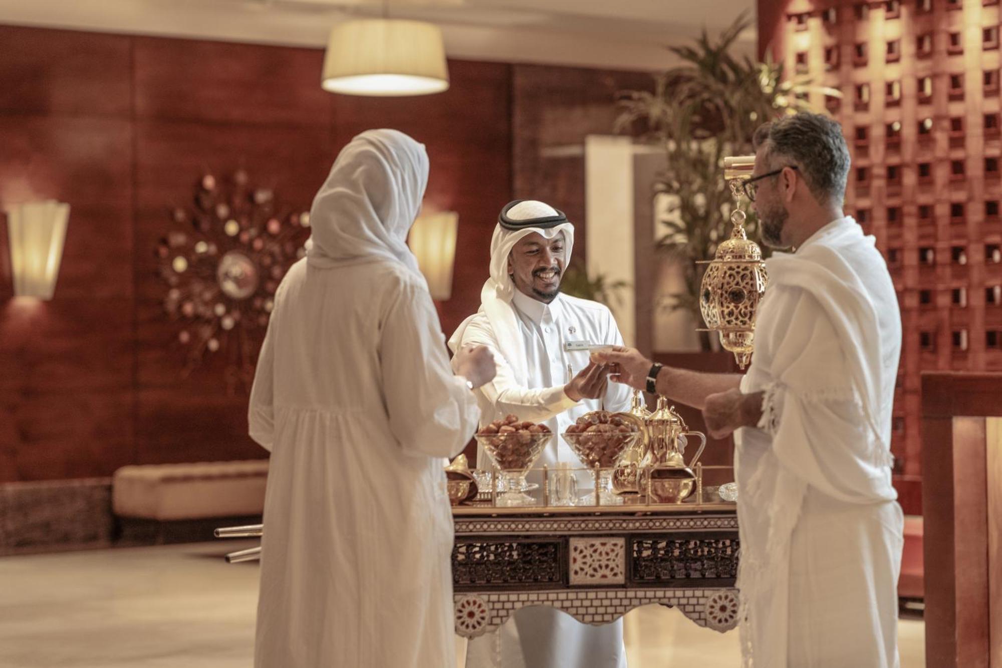 Raffles Makkah Palace Mekka Buitenkant foto Arab men in traditional dress