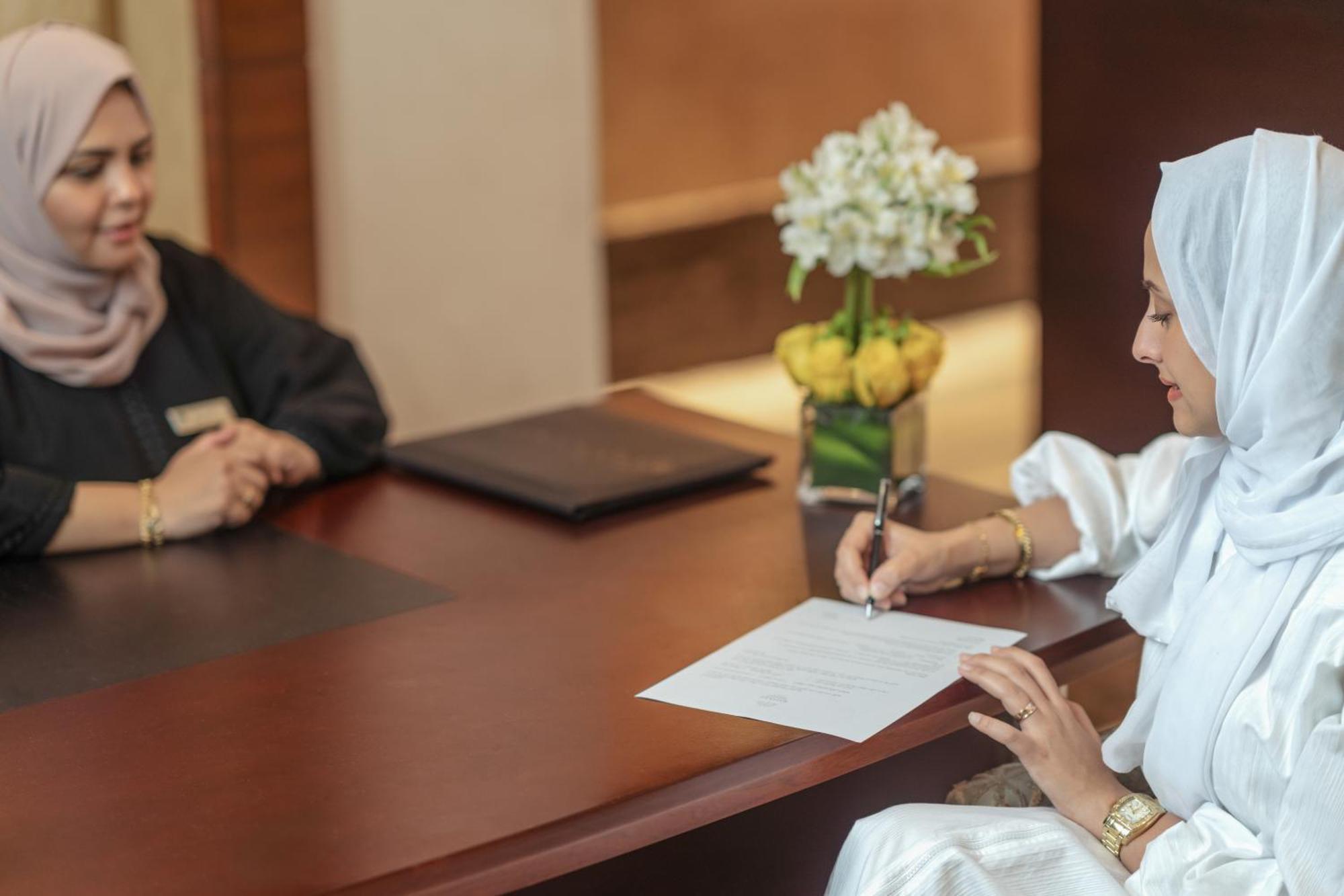 Raffles Makkah Palace Mekka Buitenkant foto A woman signs a marriage contract in Dubai.