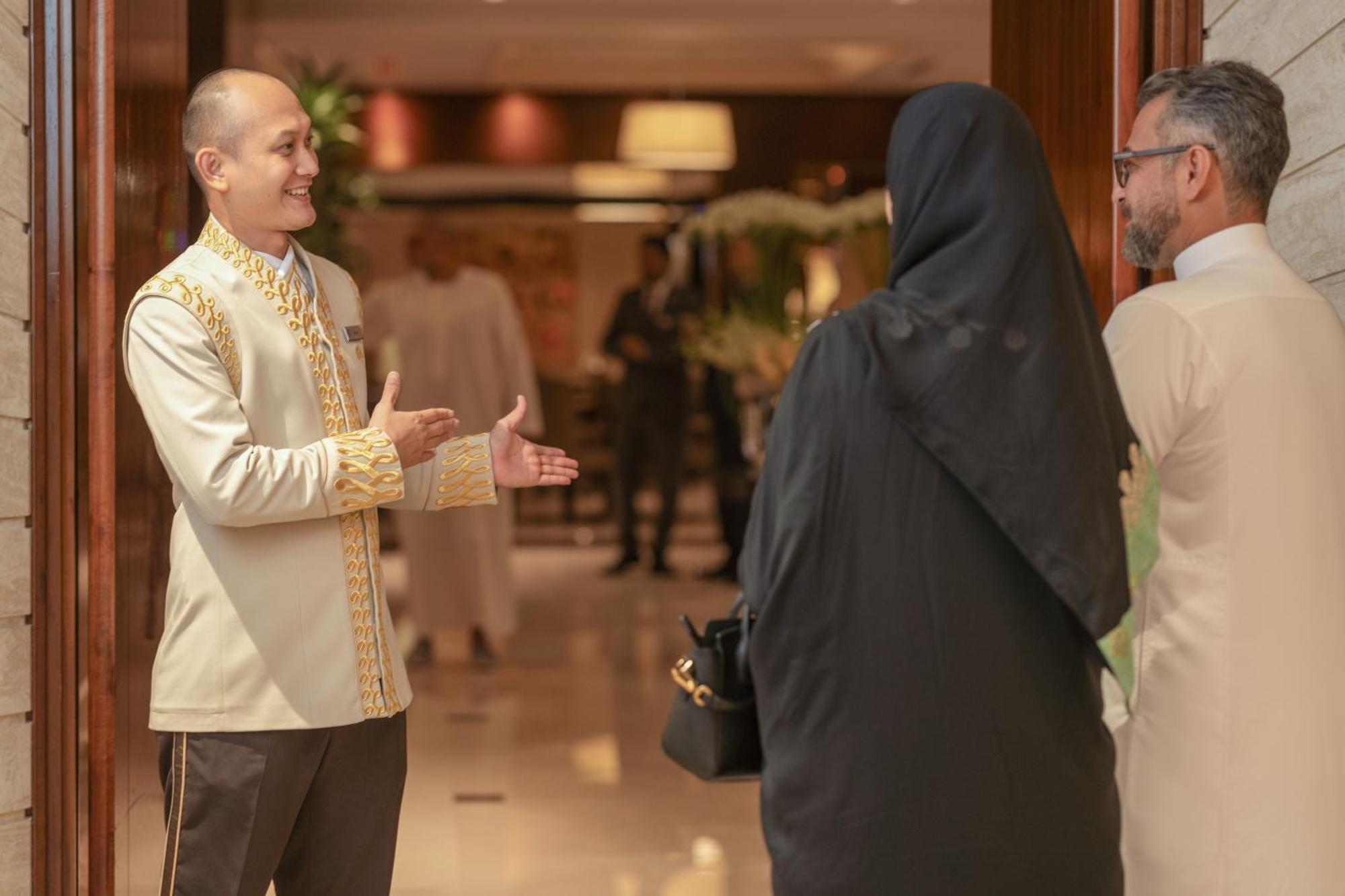 Raffles Makkah Palace Mekka Buitenkant foto A Thai hotel manager welcomes a guest