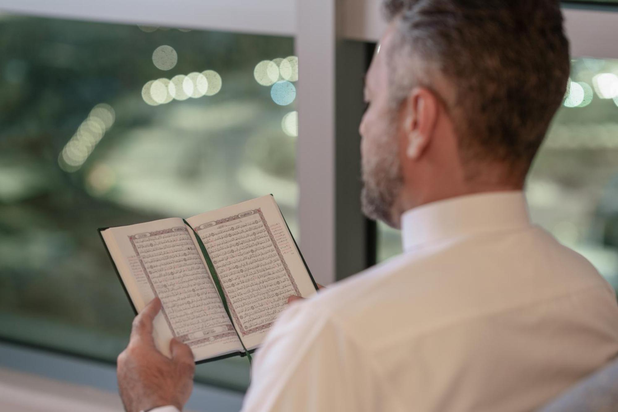 Raffles Makkah Palace Mekka Buitenkant foto A Muslim man reading the Quran