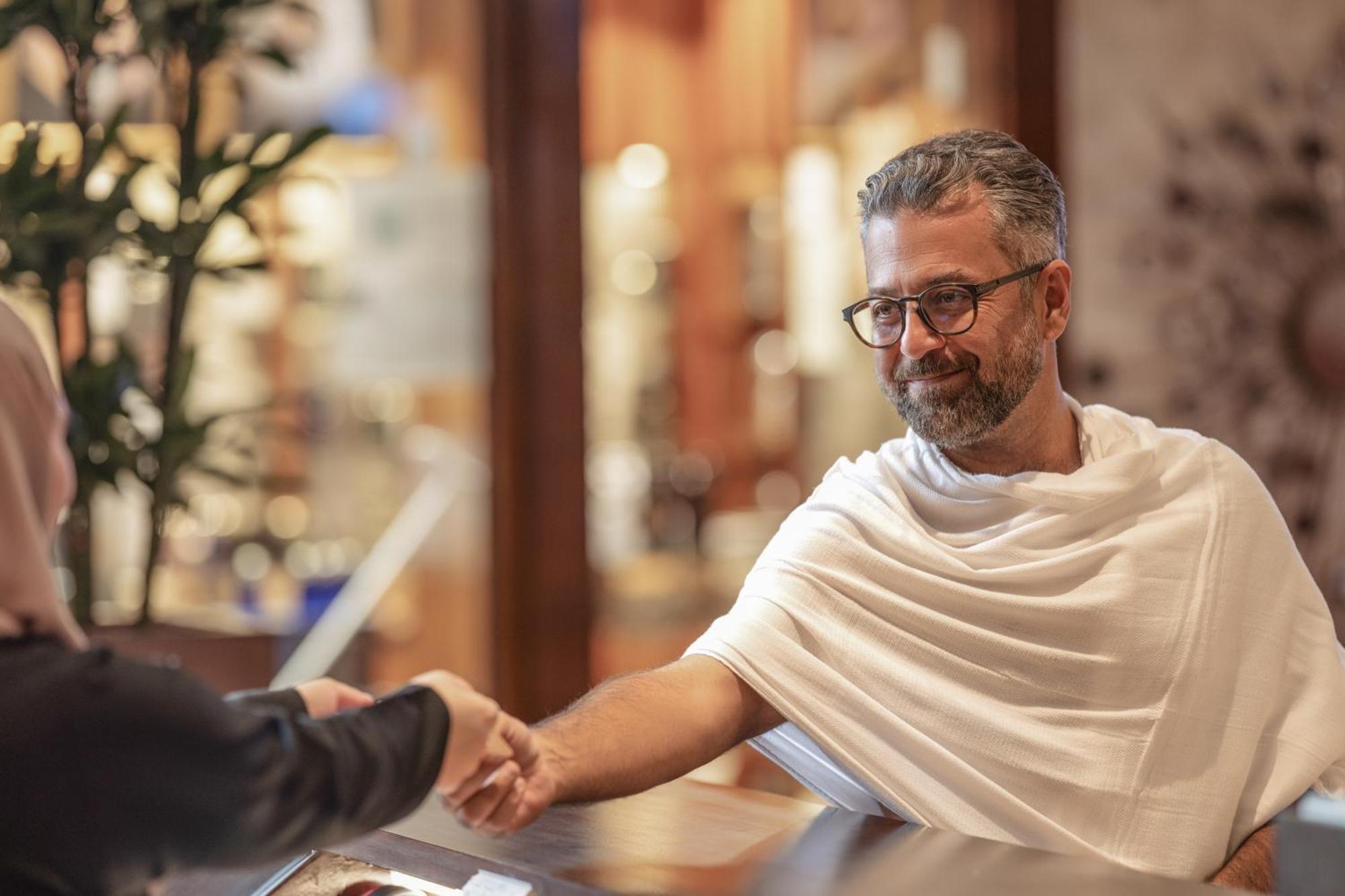 Raffles Makkah Palace Mekka Buitenkant foto A man shaking hands with a guest