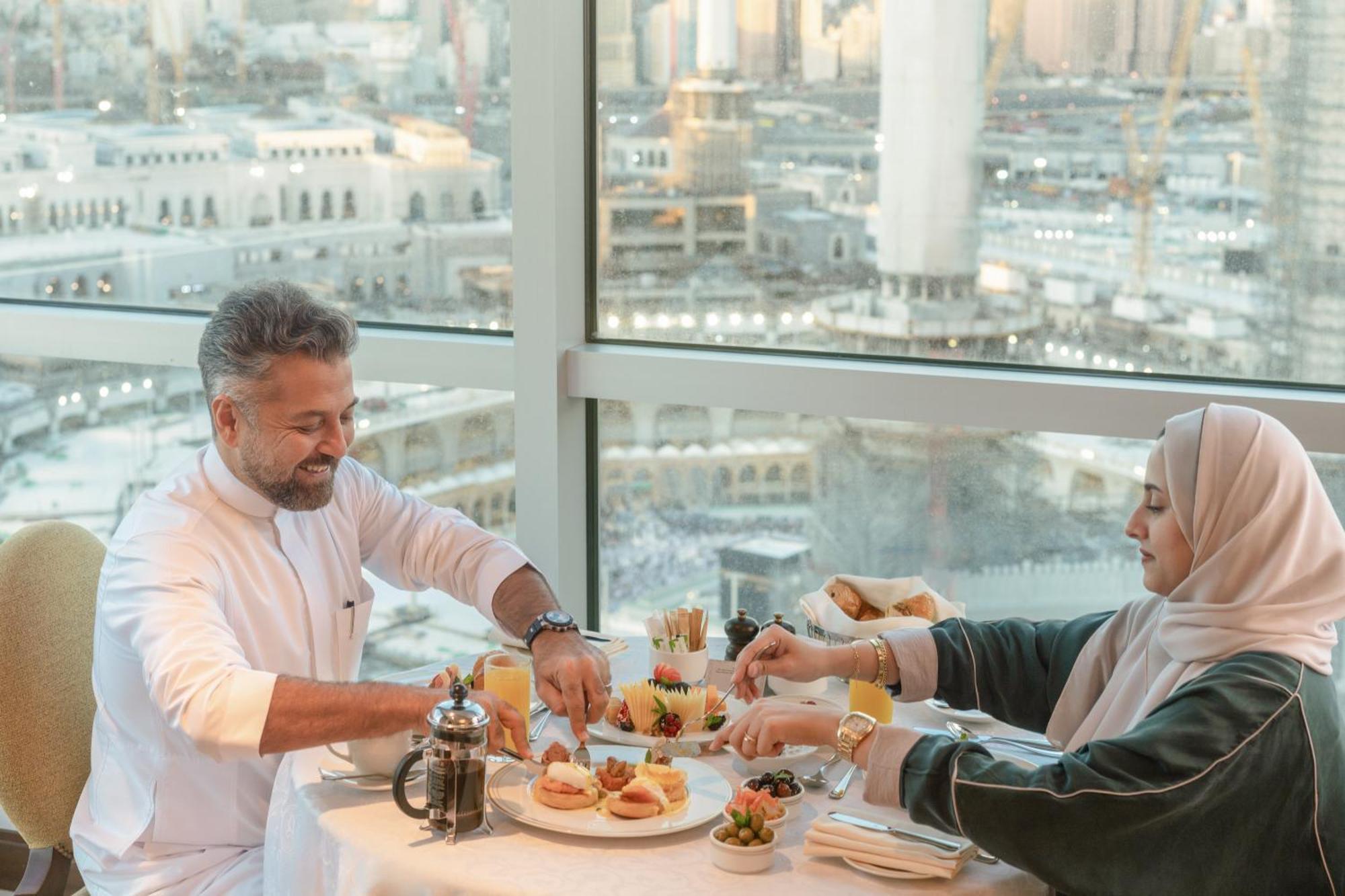 Raffles Makkah Palace Mekka Buitenkant foto A Saudi Arabian couple eating at a restaurant in Makkah