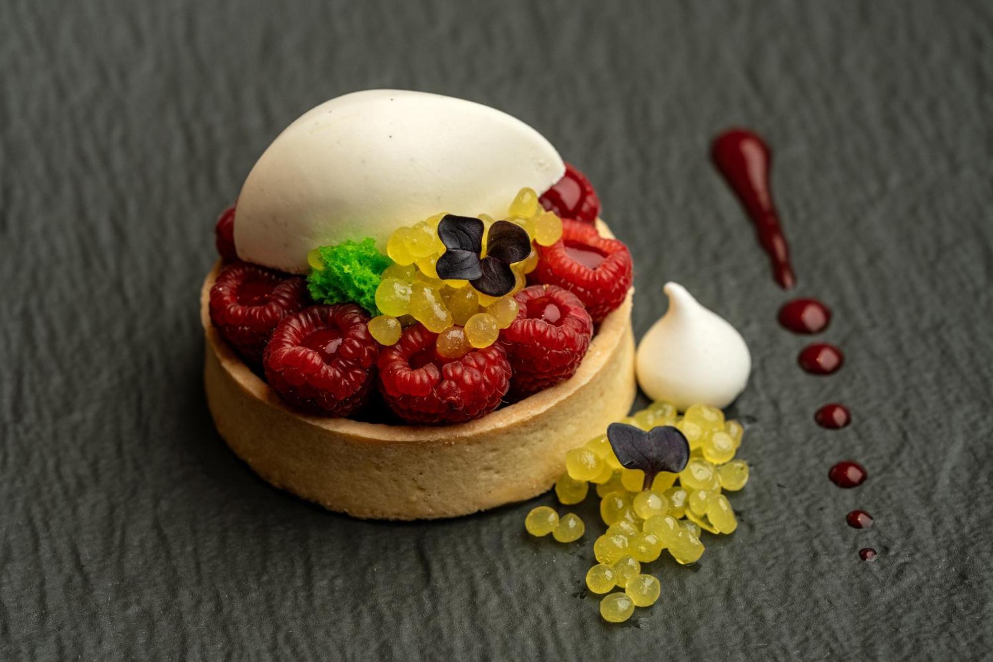 Raffles Makkah Palace Mekka Buitenkant foto A tart with edible flowers