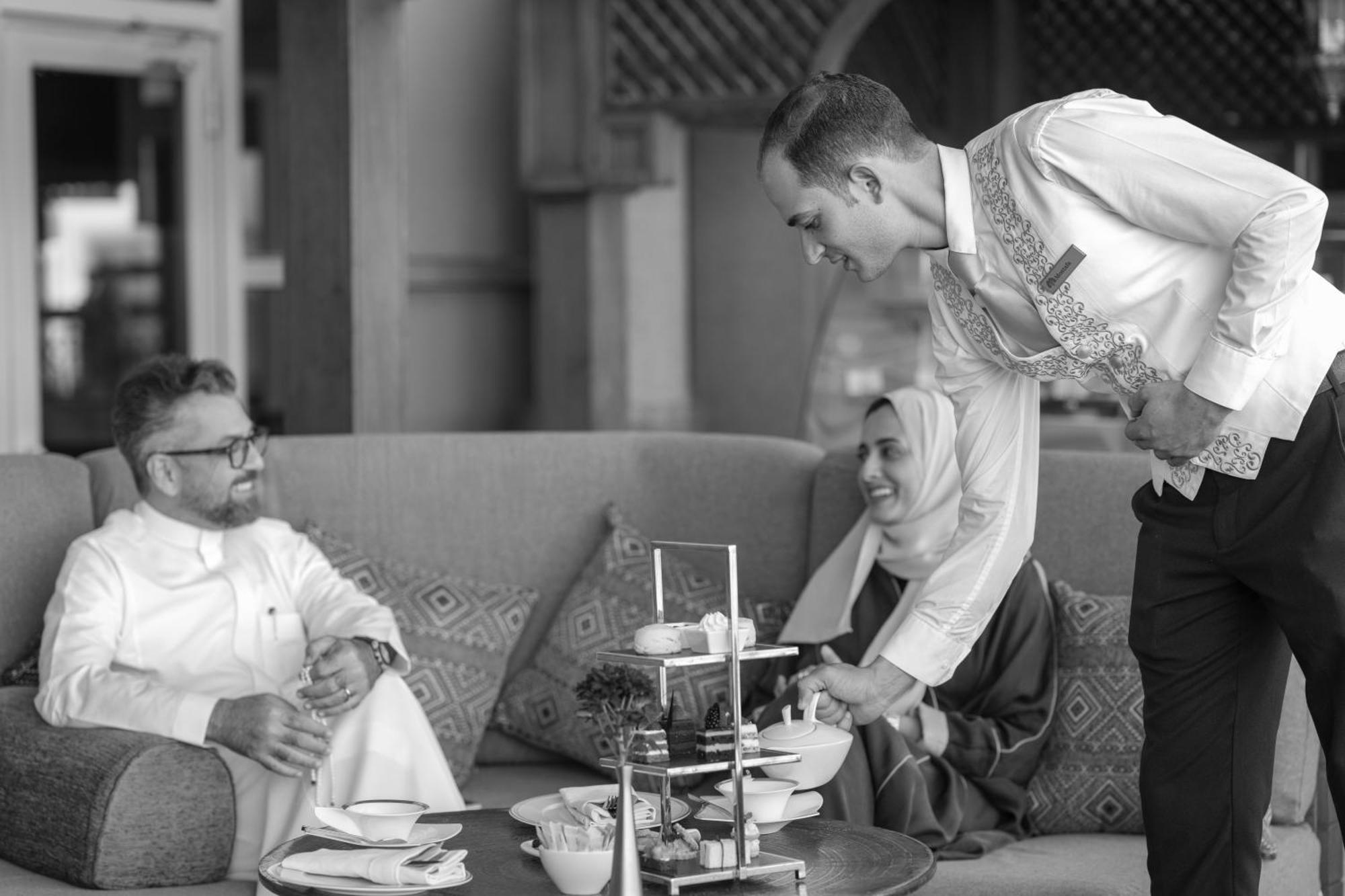 Raffles Makkah Palace Mekka Buitenkant foto A hotel butler serving tea
