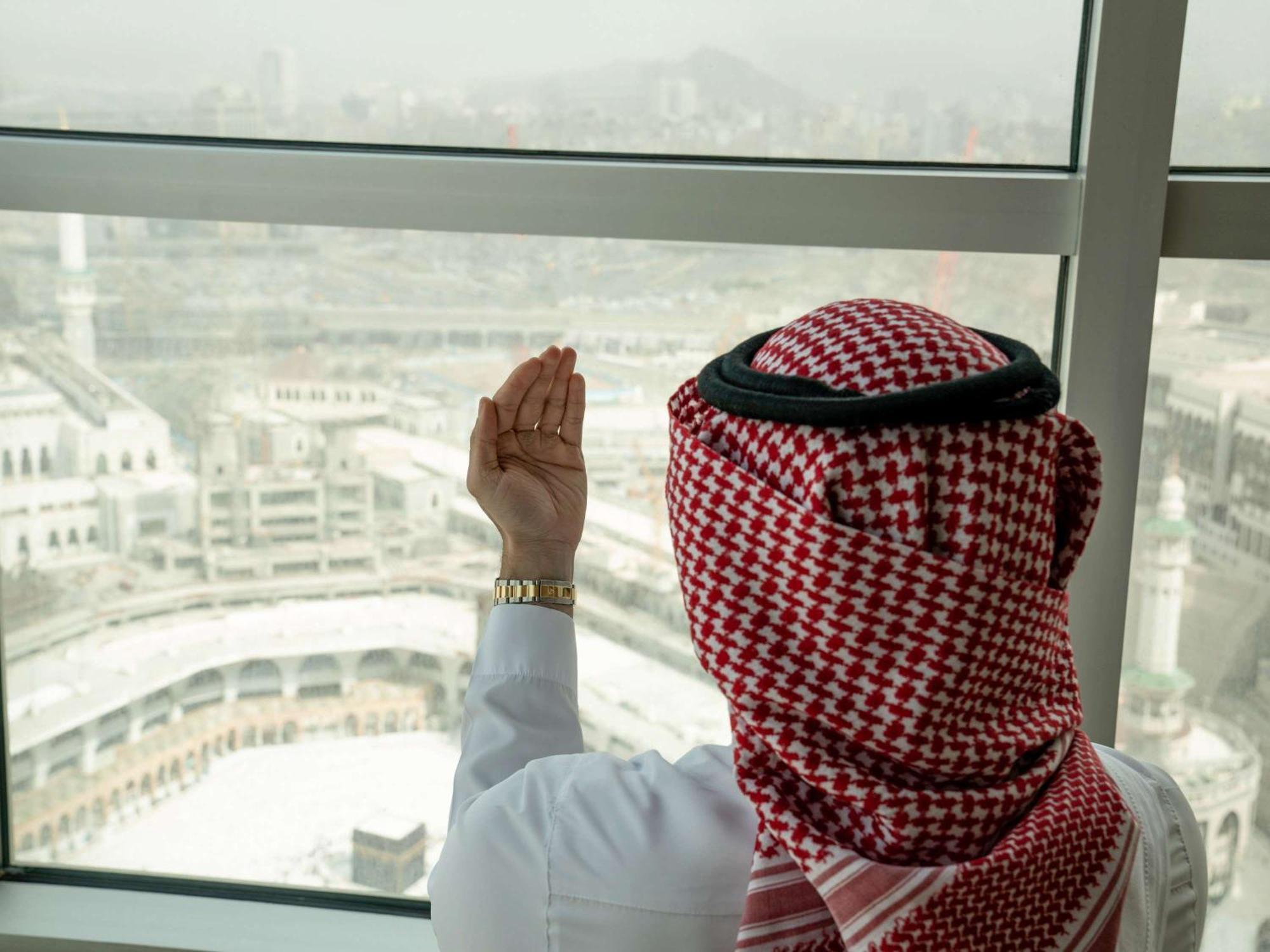 Raffles Makkah Palace Mekka Buitenkant foto Saudi man wearing the Ogaidi