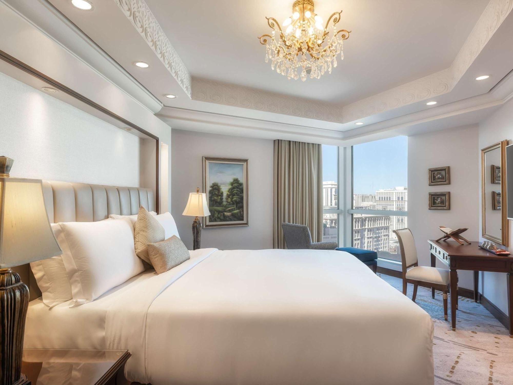 Raffles Makkah Palace Mekka Buitenkant foto A bedroom at the hotel