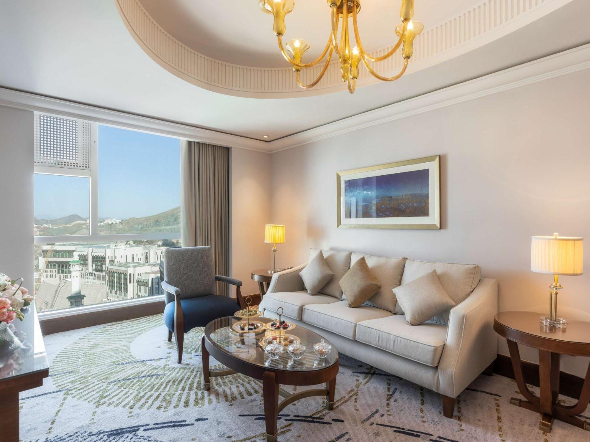 Raffles Makkah Palace Mekka Buitenkant foto Living room of a suite