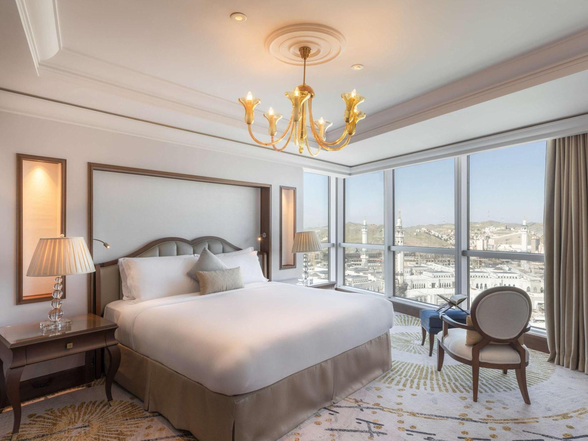 Raffles Makkah Palace Mekka Buitenkant foto A bedroom at the Four Seasons Hotel