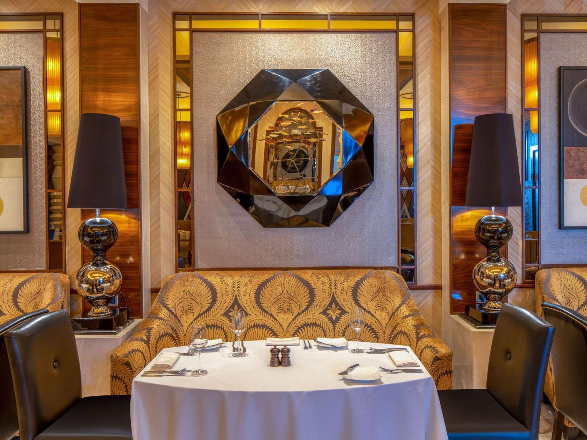 Raffles Makkah Palace Mekka Buitenkant foto The interior of the restaurant