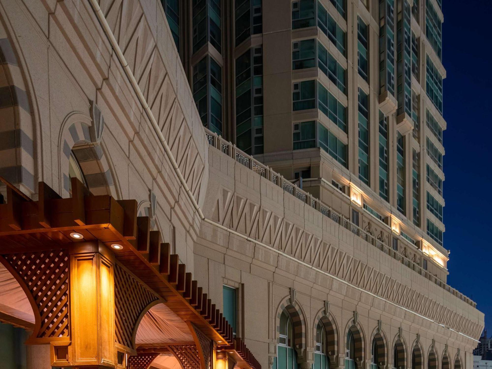 Raffles Makkah Palace Mekka Buitenkant foto The hotel at night